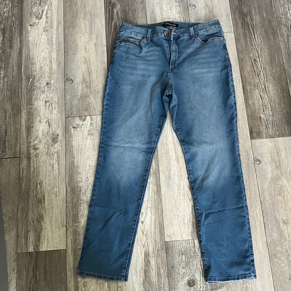NWOT Bandolino Classic Blue Jeans